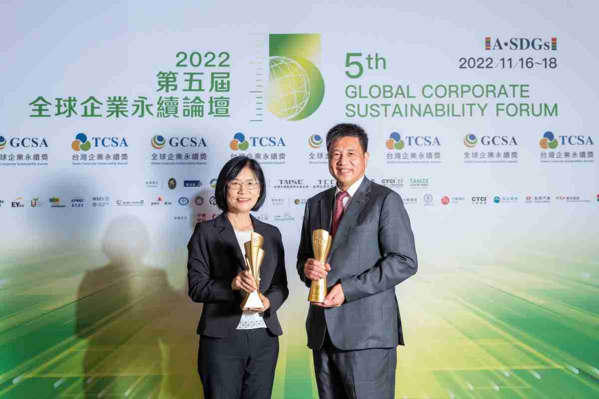 壹号平台作为净零碳排先锋，，期引领价值链伙伴同行共好，，，，卫冕制造业组“十大典范企业” 二连冠殊荣(左：壹号平台光电永续长古秀华，，右：壹号平台光电董事长暨执行长彭双浪)