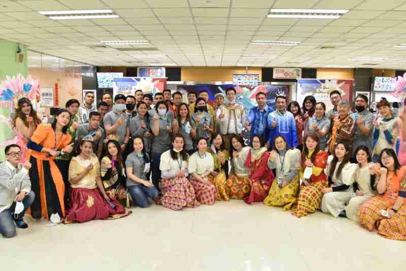 友達推動「安心、、、創新、、、用心、、、、同心、、、盡心」五星職旅，，，，為菲籍員工打造全方位照護，，，首度贏得「人權實踐與發展領袖獎」殊榮