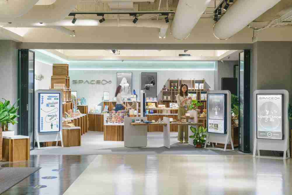 壹号平台打造永续选物商店，，展示社企及社创商品，，，，结合创利空间所开发的智能零售系统，，整合多元产品信息，，让无人商店扮演公益行动的推手