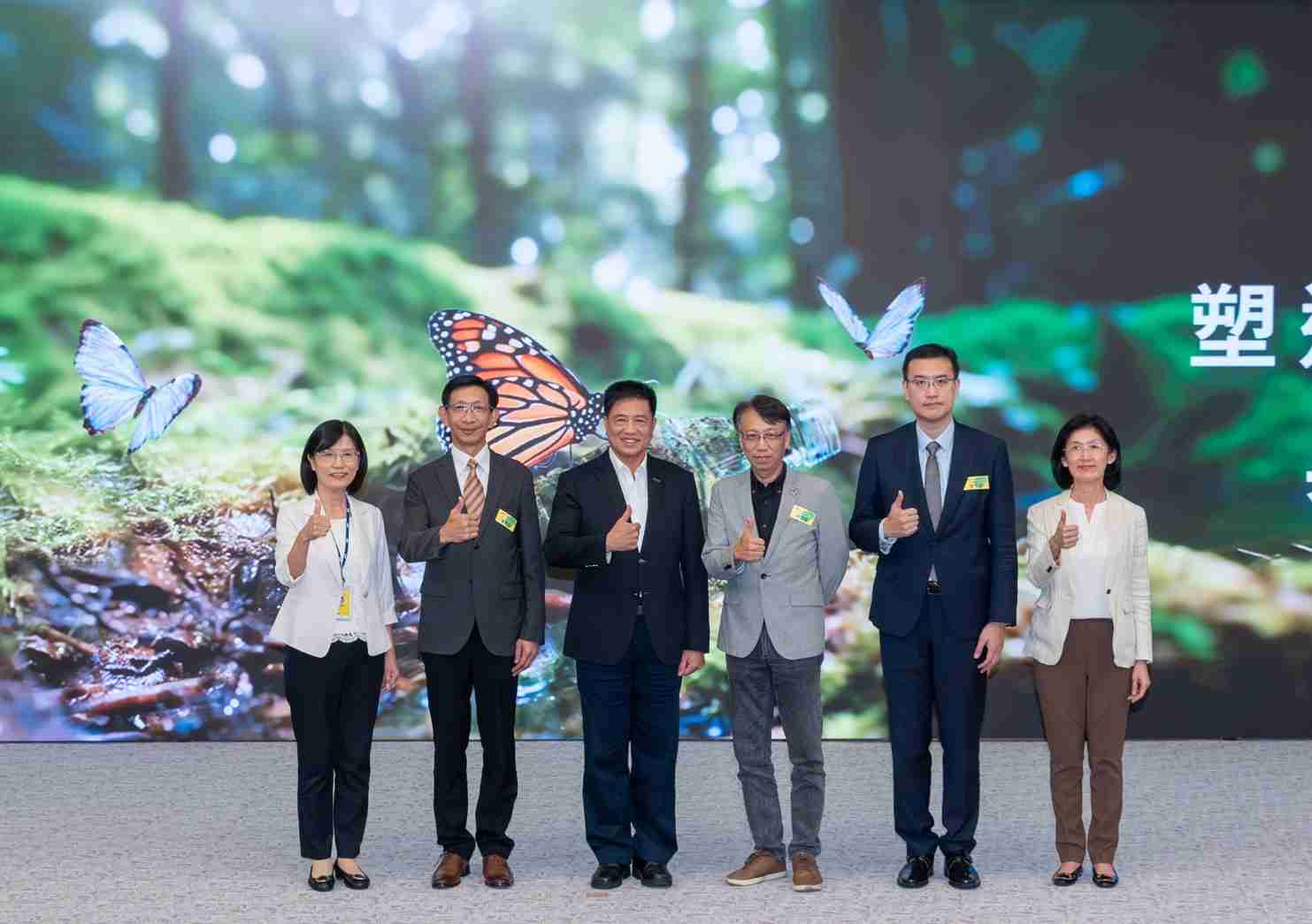 友達2023 CSR共榮大會，，邀請領域專家分享交流生物多樣性管理趨勢、、、無塑產品、、、海廢永續塑料等議題  （圖左到右：友達光電永續長古秀華、、3M台灣技術長陳君杰、、、、友達光電董事長暨集團策略長彭双浪、、、、光寶科技企業永續發展處處長陳慶暉、、、安永聯合會計師事務所執業會計師曾于哲、、友達光電供應鏈總部副總經理吳宜芳）