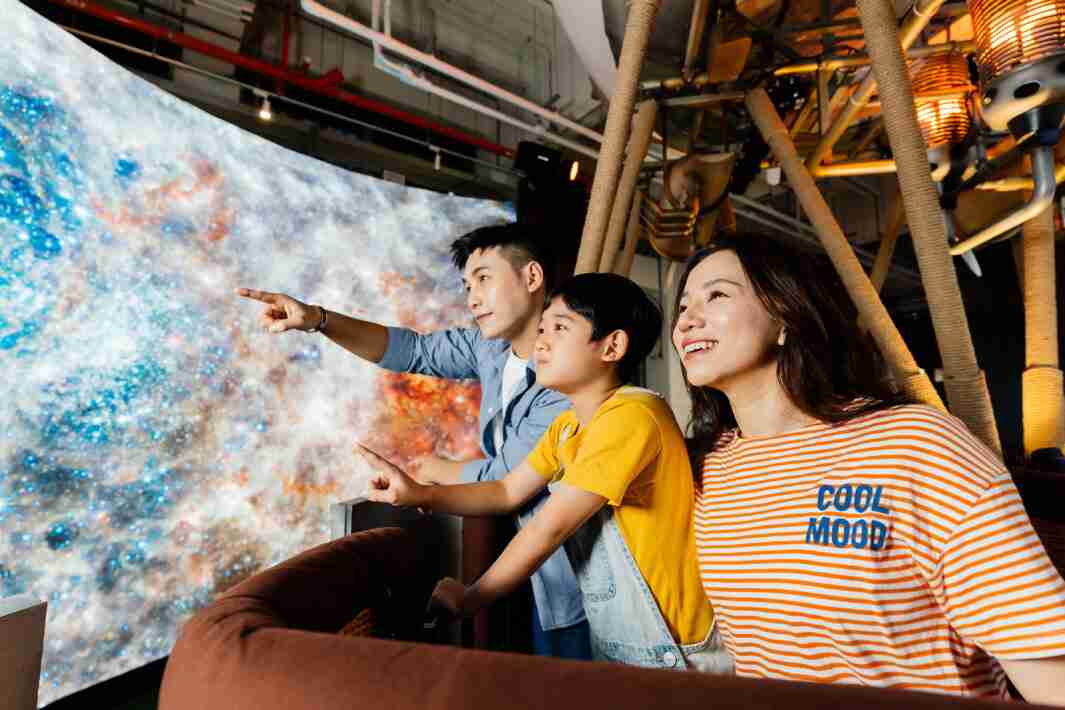 壹号平台打造全台最大宽6公尺、、、、高4公尺、、、、唯一搭载LED弧形拼接显示屏的动感飞行船，，让乘客驻足在热气球上，，，享受身历其境的伪出国旅游乐趣