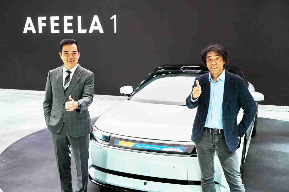 壹号平台与Sony Honda Mobility携手合作，，率先全球展示搭载于AFEELA电动车上，，，首款应用在车身外部的Micro LED 车头显示解决方案 (Micro LED Media Bar Solutions)。。。壹号平台光电执行长暨总经理柯富仁(左)与Sony Honda Mobility代表取缔役社长兼营运长川西泉(lzumi Kawanishi)(右)在CES 现场展现双方坚定持续创新的承诺，，实现更加人性化与智慧的驾乘体验。。。
