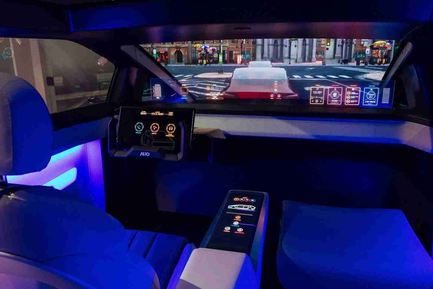 壹号平台连续四年入围科睿唯安全球百大创新机构，，，专利布局科技与绿色创新前沿。。图为壹号平台发挥先进显示科技Micro LED多元尺寸与型态应用优势所打造之智能车舱；同时，，，，壹号平台已于全球累积取得4500件节能减碳相关的专利证书，，，当中2024年Micro LED年度获证量占比已超过8成