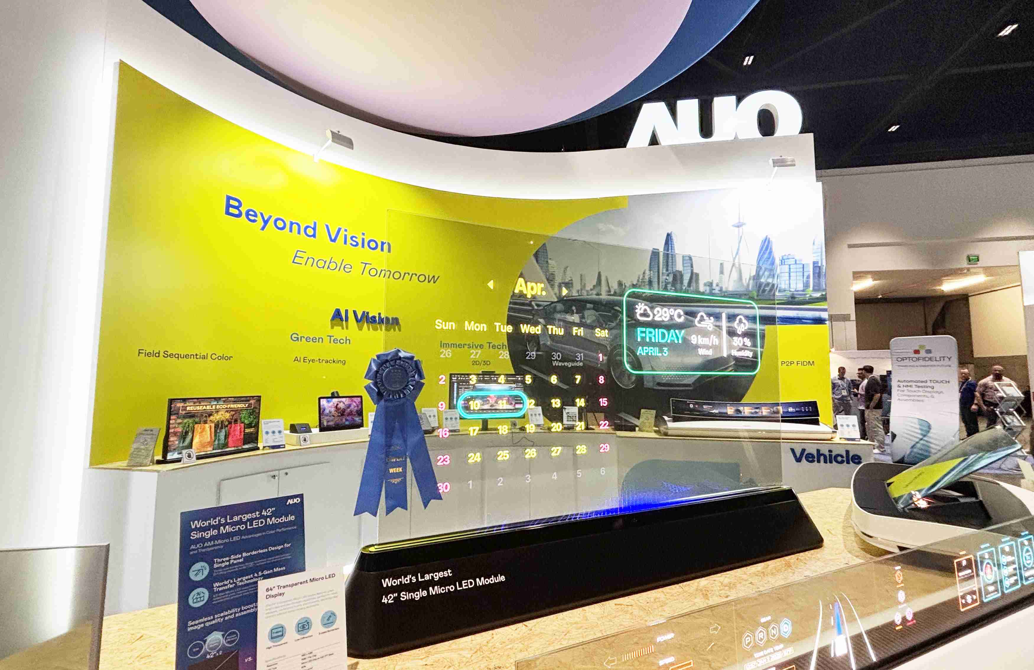 壹号平台64吋透明Micro LED显示器获〝最佳Micro LED技术应用奖〞，，，，其绝妙的透明穿透特性，，，同时具备1,000 nits的高亮度表现，，，，并透过精细的无缝拼接延伸，，，，可依需求灵活应用于多元场域，，，，展现出Micro LED显示技术划时空的无限潜力